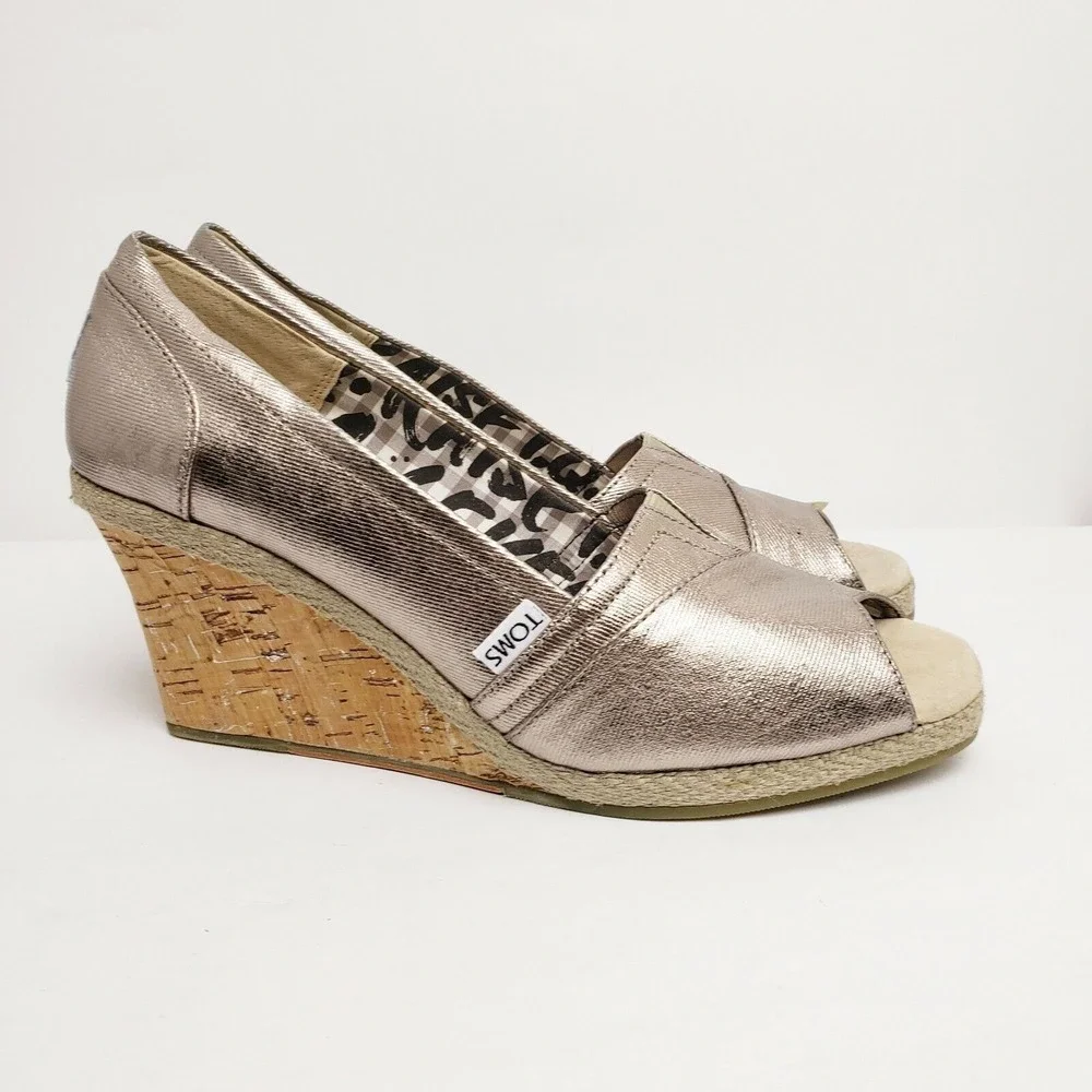 Toms 9.5 M silver twill wedge heel Pewter Bennet peep toe with box and‎ shoe bag